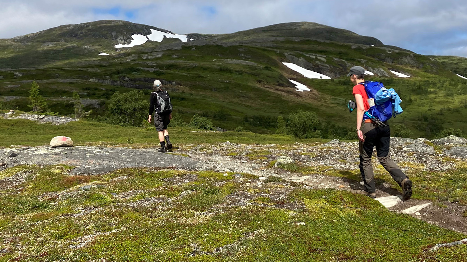 Två vandrare på en led på Ottfjället